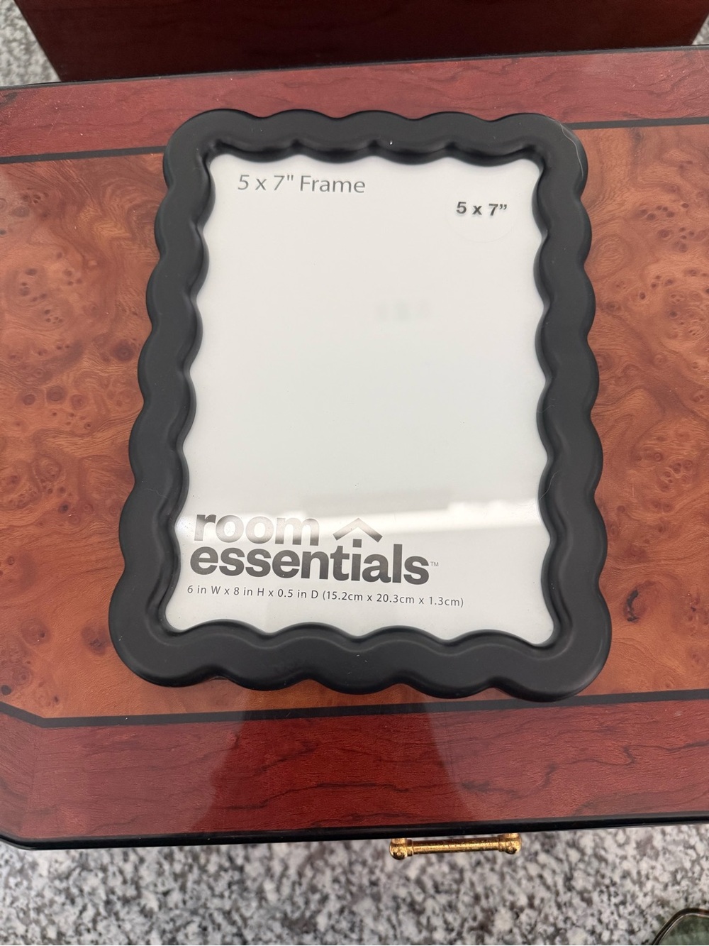 Black Scalloped Frame 🎬📸